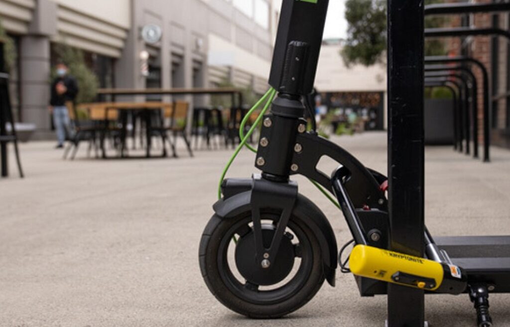 how to lock electric scooter