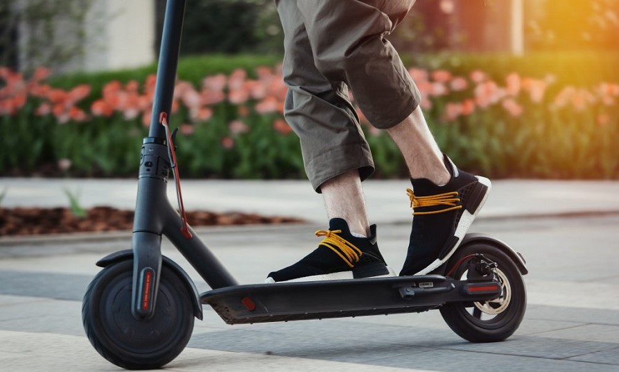 how does an electric scooter work
